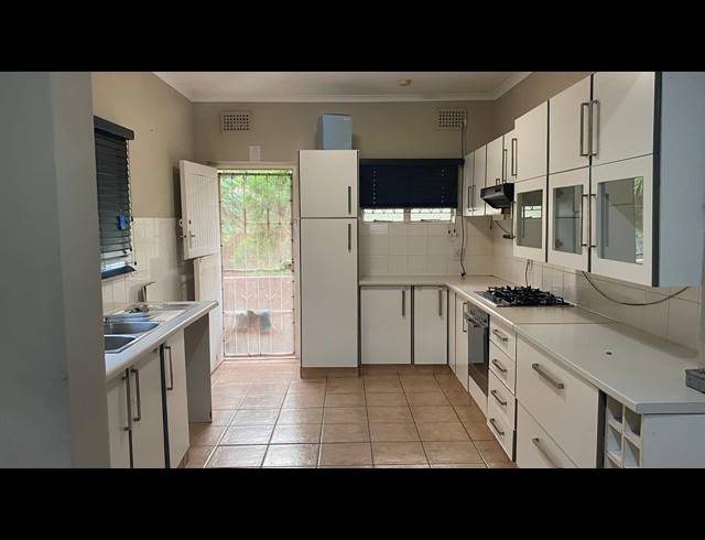 2.5 BEDROOM FLAT TO LET IN ESSENWOOD